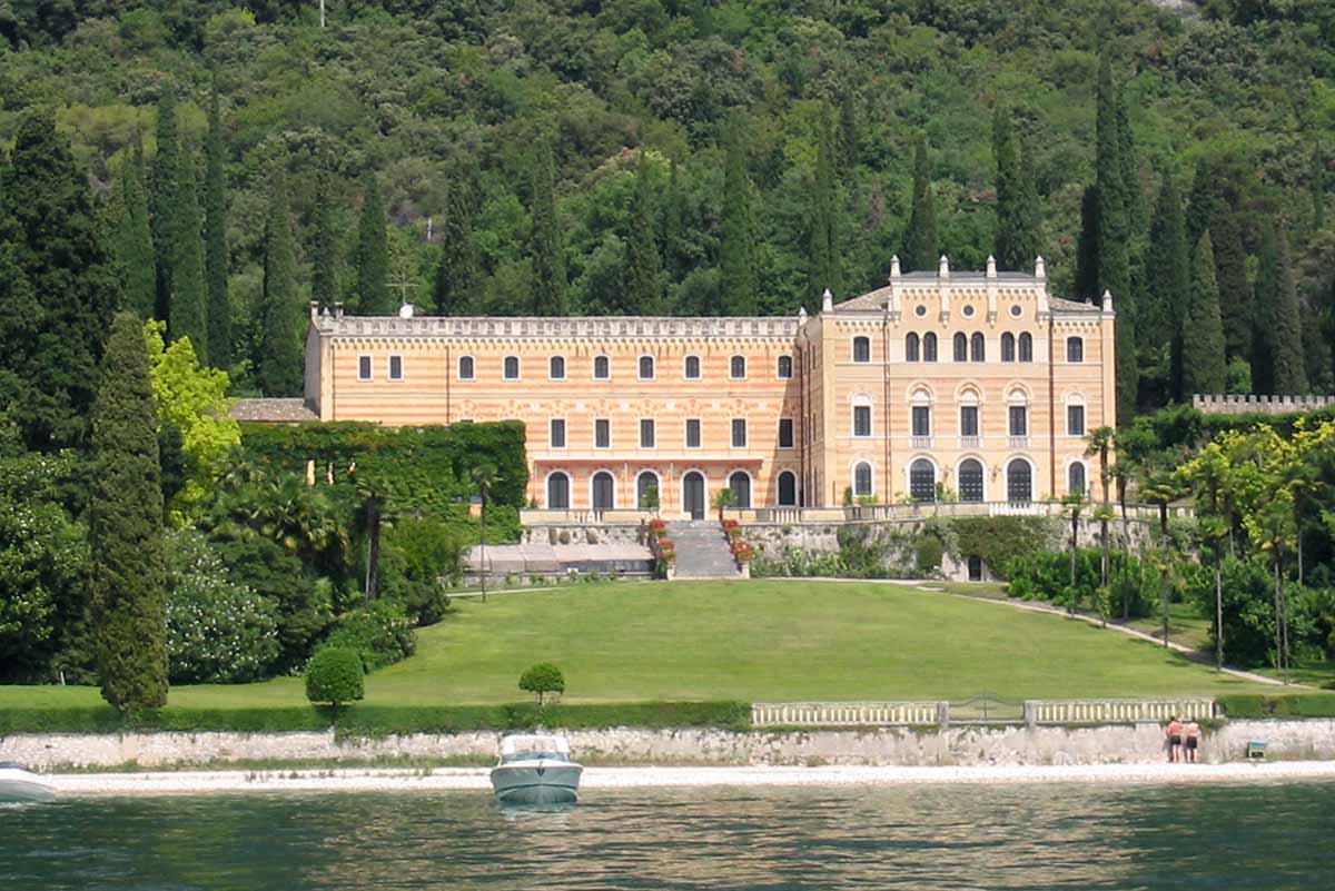 Swim stop in front of Villa Canossa Garda